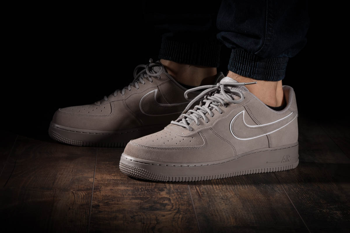 NIKE AIR FORCE 1 '07 LV8 SUEDE TAUPE