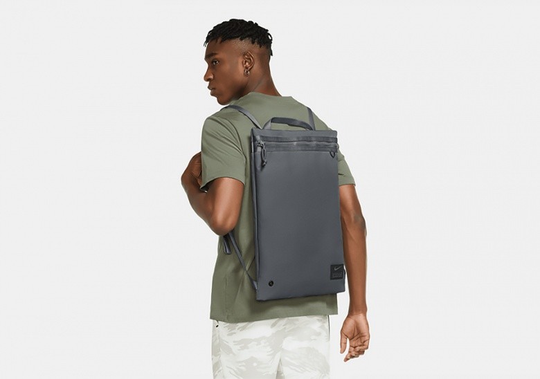 NIKE UTILITY TRAINING GYM SACK (17L) SMOKE GREY