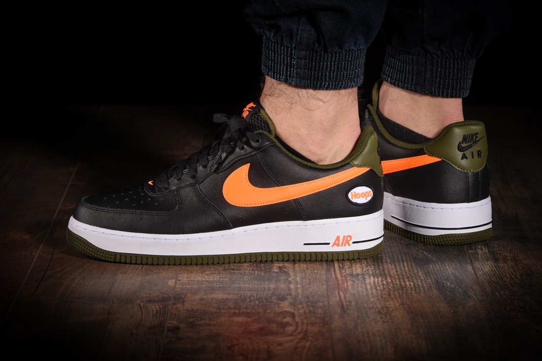 NIKE AIR FORCE 1 LOW HOOPS BLACK UNIVERSITY GOLD pour €155,00